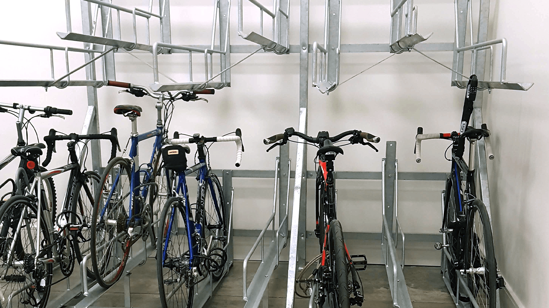 Horizontal double bike outlet lift